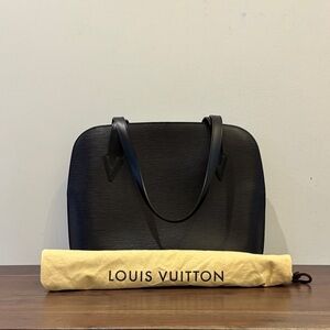 Louis Vuitton Elegant Black Shoulder Bag